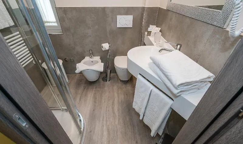 Hotel Giulietta Romeo Lazise 3*,  Italy